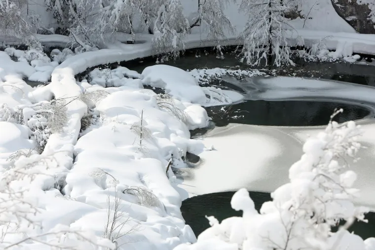 SPEKTAKULARAN PRIZOR ZALEĐENIH PLITVIČKIH JEZERA ODU&Scaron;EVIO TURISTE: Ovako izgleda prava zimska idila...