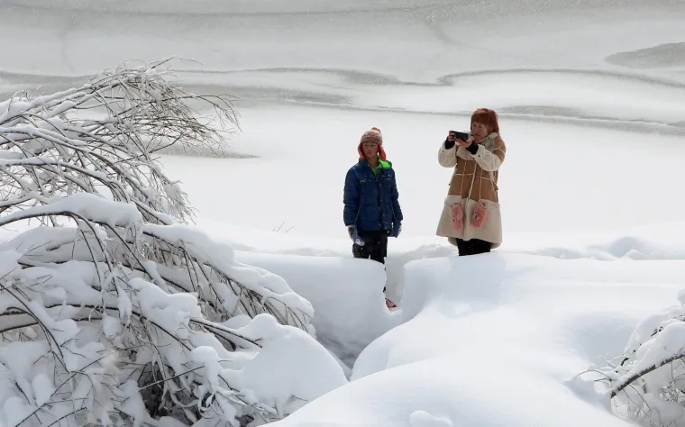 SPEKTAKULARAN PRIZOR ZALEĐENIH PLITVIČKIH JEZERA ODU&Scaron;EVIO TURISTE: Ovako izgleda prava zimska idila...