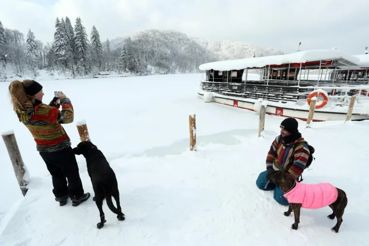 SPEKTAKULARAN PRIZOR ZALEĐENIH PLITVIČKIH JEZERA ODU&Scaron;EVIO TURISTE: Ovako izgleda prava zimska idila...