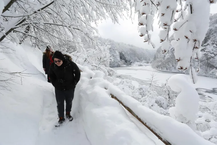 SPEKTAKULARAN PRIZOR ZALEĐENIH PLITVIČKIH JEZERA ODU&Scaron;EVIO TURISTE: Ovako izgleda prava zimska idila...