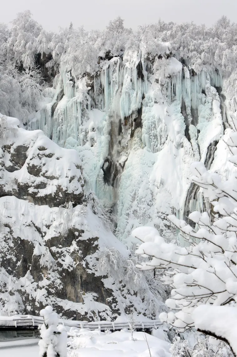 SPEKTAKULARAN PRIZOR ZALEĐENIH PLITVIČKIH JEZERA ODU&Scaron;EVIO TURISTE: Ovako izgleda prava zimska idila...