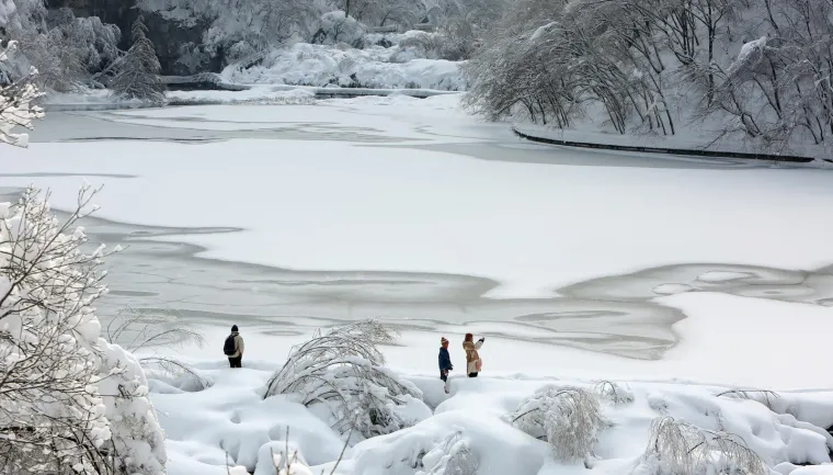 SPEKTAKULARAN PRIZOR ZALEĐENIH PLITVIČKIH JEZERA ODU&Scaron;EVIO TURISTE: Ovako izgleda prava zimska idila...