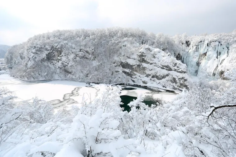 SPEKTAKULARAN PRIZOR ZALEĐENIH PLITVIČKIH JEZERA ODU&Scaron;EVIO TURISTE: Ovako izgleda prava zimska idila...