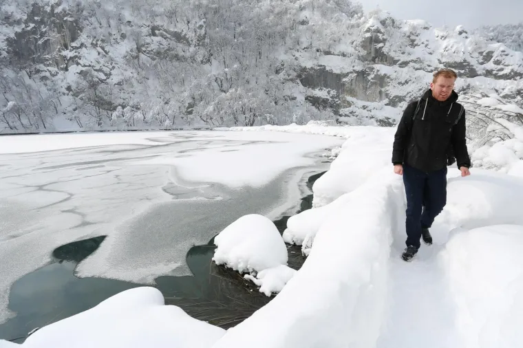 SPEKTAKULARAN PRIZOR ZALEĐENIH PLITVIČKIH JEZERA ODU&Scaron;EVIO TURISTE: Ovako izgleda prava zimska idila...