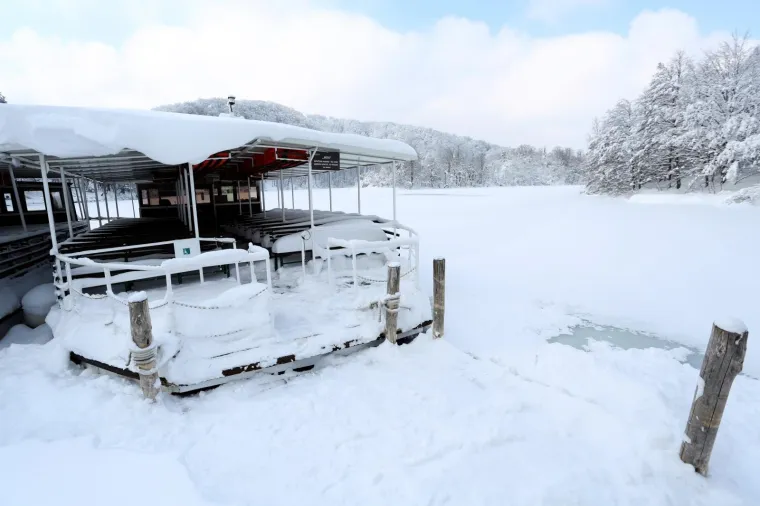 SPEKTAKULARAN PRIZOR ZALEĐENIH PLITVIČKIH JEZERA ODU&Scaron;EVIO TURISTE: Ovako izgleda prava zimska idila...