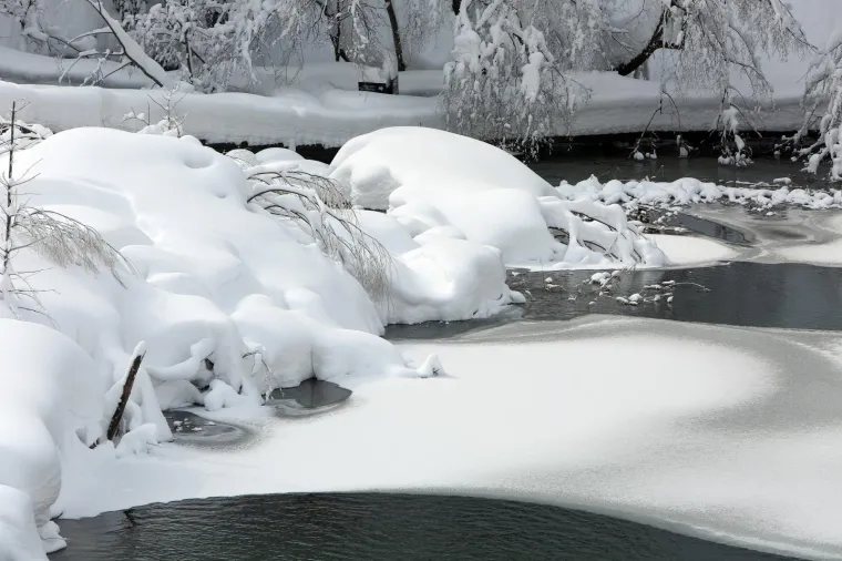 SPEKTAKULARAN PRIZOR ZALEĐENIH PLITVIČKIH JEZERA ODU&Scaron;EVIO TURISTE: Ovako izgleda prava zimska idila...