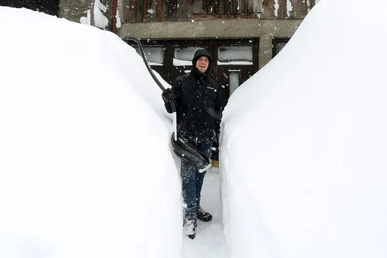 U Delnicama su jutros u 7 sati izmjerena čak 182 centimetra snijega, te je oboren rekord od 175 cm snijega iz 1984. godine. Svakodnevni život u gradu je otežan, a neke od prizora zabilježenih u zatrpanim Delnicama možete pogledati u nastavku.