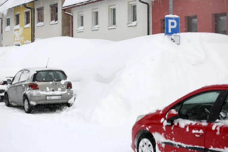 U DELNICAMA OBOREN REKORD! Napadalo čak 182 cm snijega, pogledajte prizore zatrpanog grada