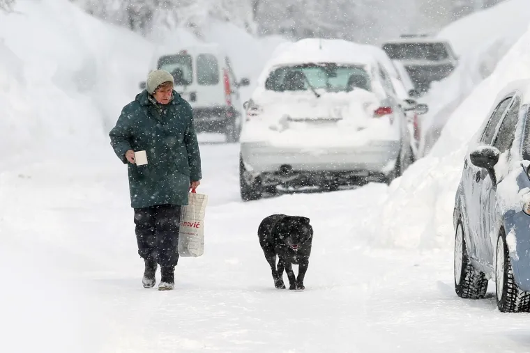 U DELNICAMA OBOREN REKORD! Napadalo čak 182 cm snijega, pogledajte prizore zatrpanog grada