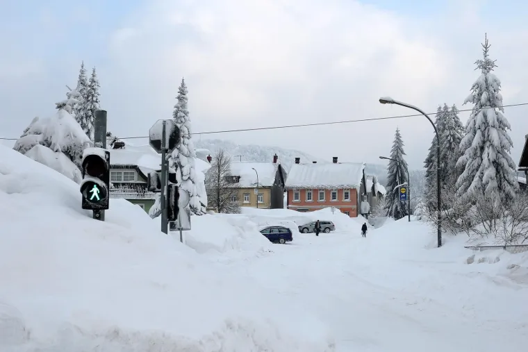 U DELNICAMA OBOREN REKORD! Napadalo čak 182 cm snijega, pogledajte prizore zatrpanog grada
