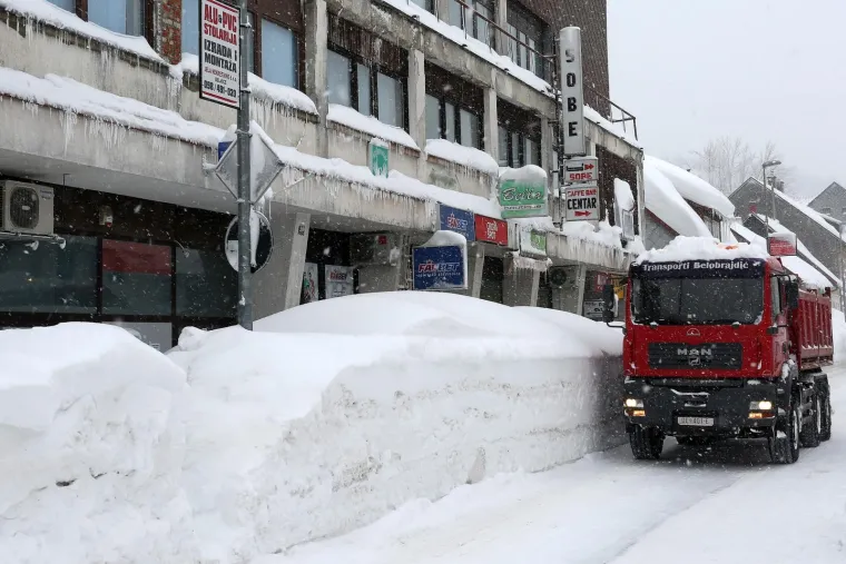 U DELNICAMA OBOREN REKORD! Napadalo čak 182 cm snijega, pogledajte prizore zatrpanog grada