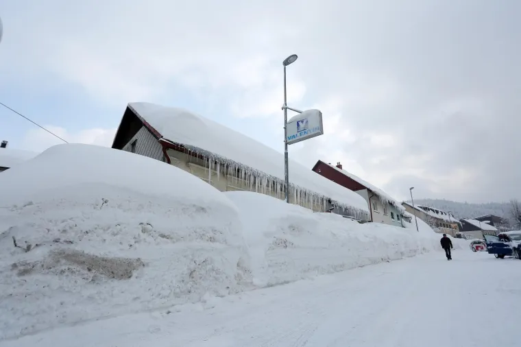 U DELNICAMA OBOREN REKORD! Napadalo čak 182 cm snijega, pogledajte prizore zatrpanog grada