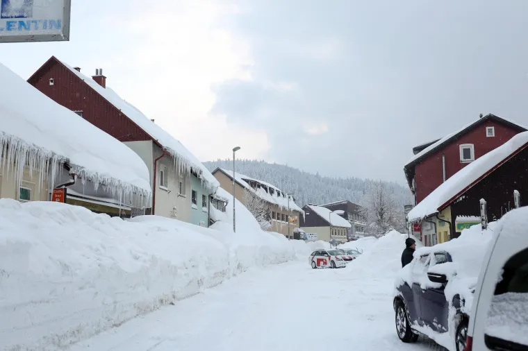 U DELNICAMA OBOREN REKORD! Napadalo čak 182 cm snijega, pogledajte prizore zatrpanog grada