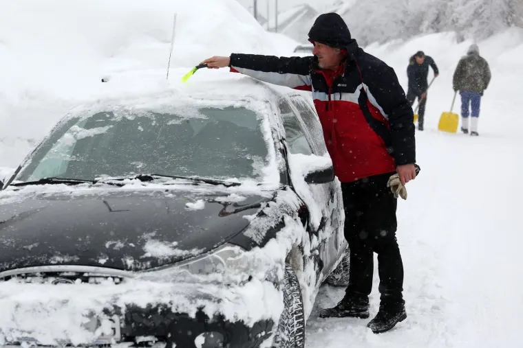 U DELNICAMA OBOREN REKORD! Napadalo čak 182 cm snijega, pogledajte prizore zatrpanog grada
