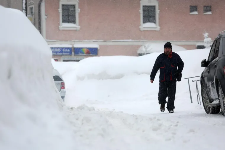 U DELNICAMA OBOREN REKORD! Napadalo čak 182 cm snijega, pogledajte prizore zatrpanog grada