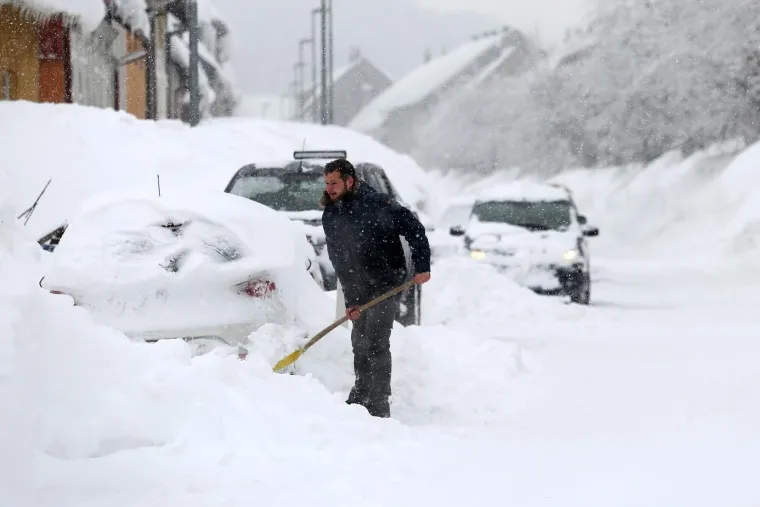 U DELNICAMA OBOREN REKORD! Napadalo čak 182 cm snijega, pogledajte prizore zatrpanog grada