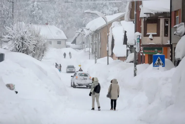 U DELNICAMA OBOREN REKORD! Napadalo čak 182 cm snijega, pogledajte prizore zatrpanog grada