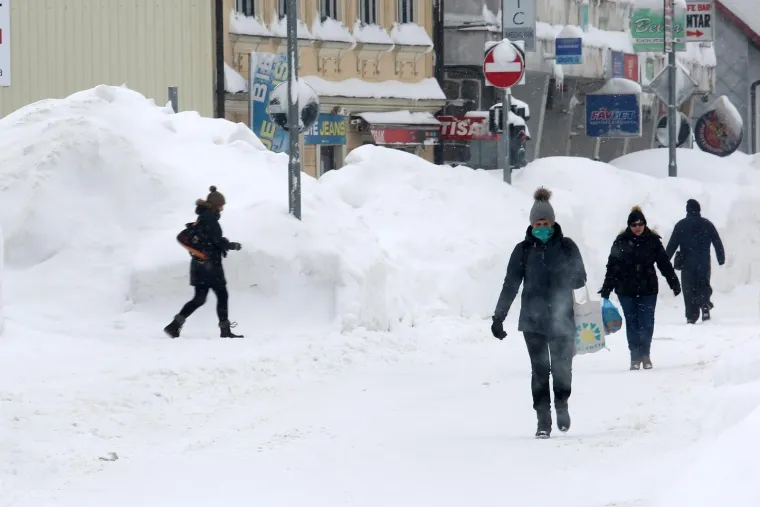 U DELNICAMA OBOREN REKORD! Napadalo čak 182 cm snijega, pogledajte prizore zatrpanog grada