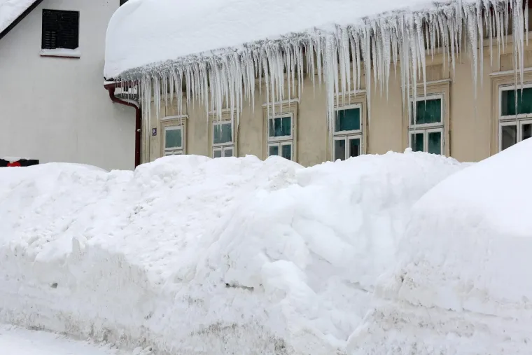 U DELNICAMA OBOREN REKORD! Napadalo čak 182 cm snijega, pogledajte prizore zatrpanog grada