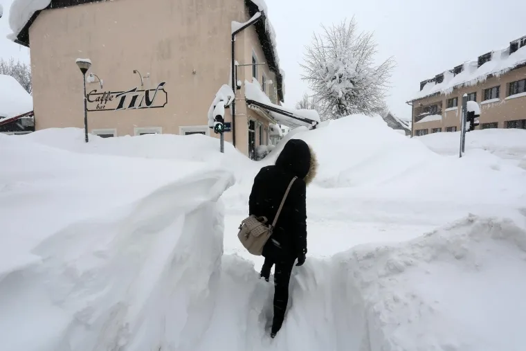 U DELNICAMA OBOREN REKORD! Napadalo čak 182 cm snijega, pogledajte prizore zatrpanog grada