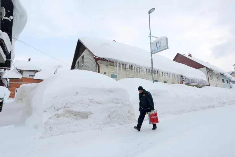 U DELNICAMA OBOREN REKORD! Napadalo čak 182 cm snijega, pogledajte prizore zatrpanog grada