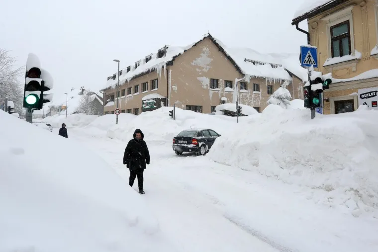 U DELNICAMA OBOREN REKORD! Napadalo čak 182 cm snijega, pogledajte prizore zatrpanog grada