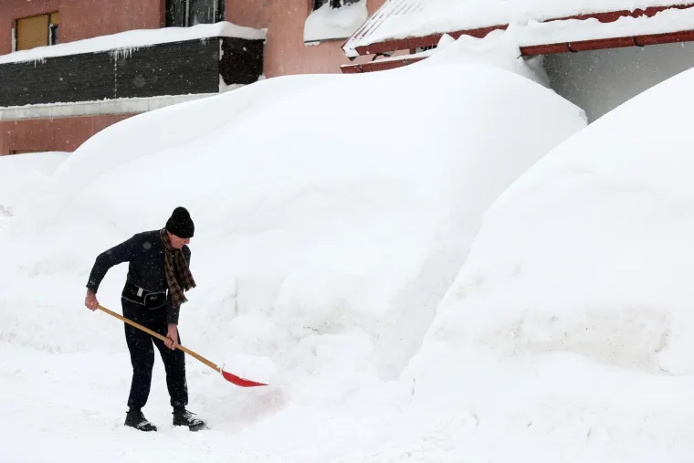 U DELNICAMA OBOREN REKORD! Napadalo čak 182 cm snijega, pogledajte prizore zatrpanog grada