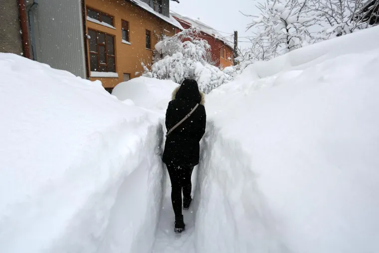 U DELNICAMA OBOREN REKORD! Napadalo čak 182 cm snijega, pogledajte prizore zatrpanog grada