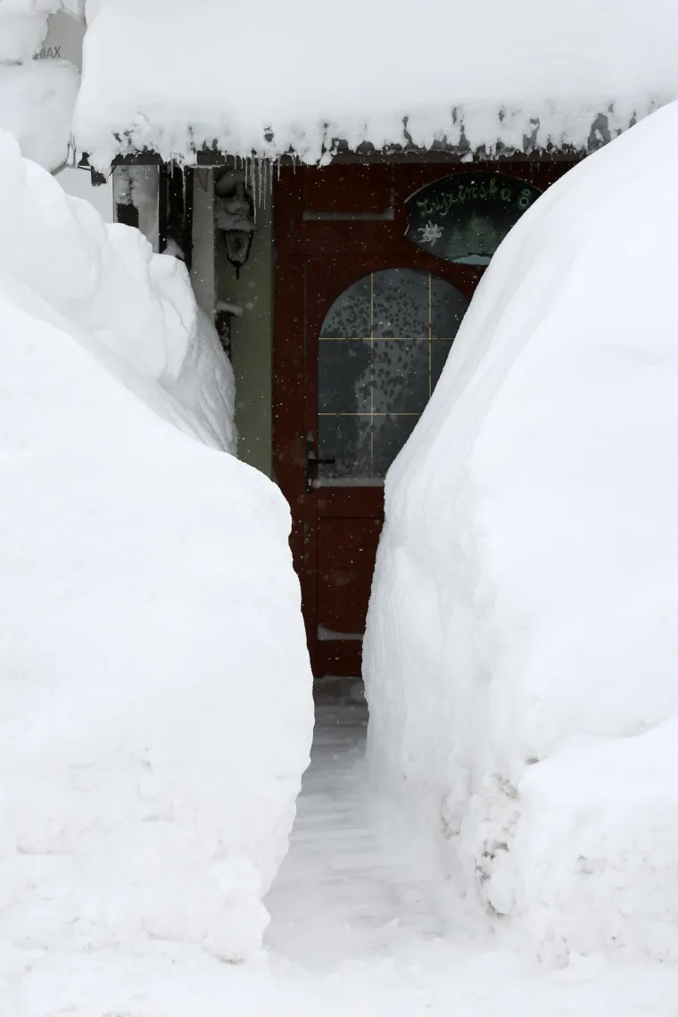 U DELNICAMA OBOREN REKORD! Napadalo čak 182 cm snijega, pogledajte prizore zatrpanog grada
