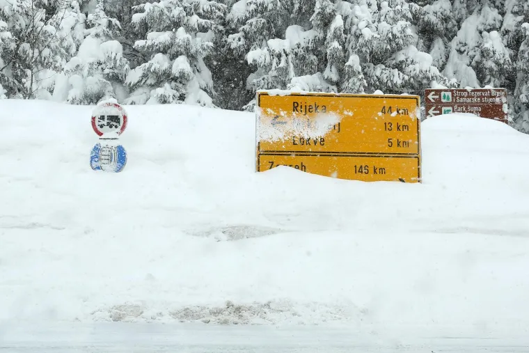 U DELNICAMA OBOREN REKORD! Napadalo čak 182 cm snijega, pogledajte prizore zatrpanog grada