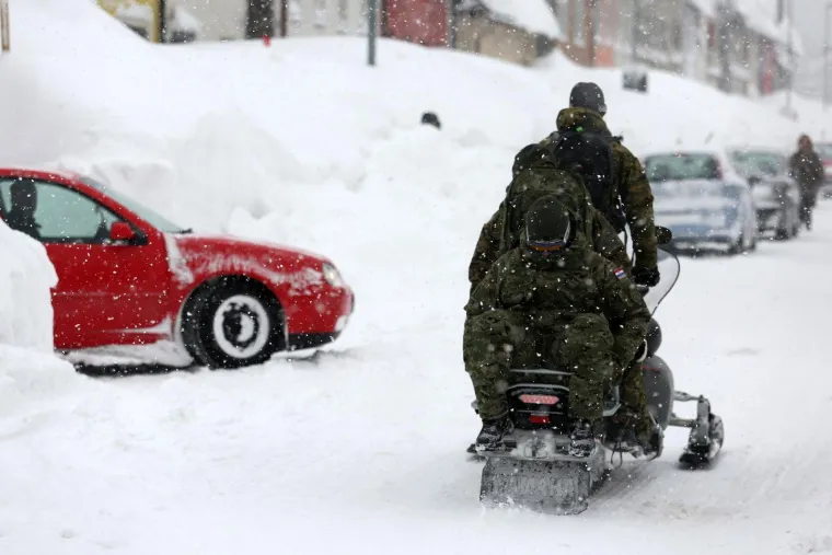U DELNICAMA OBOREN REKORD! Napadalo čak 182 cm snijega, pogledajte prizore zatrpanog grada