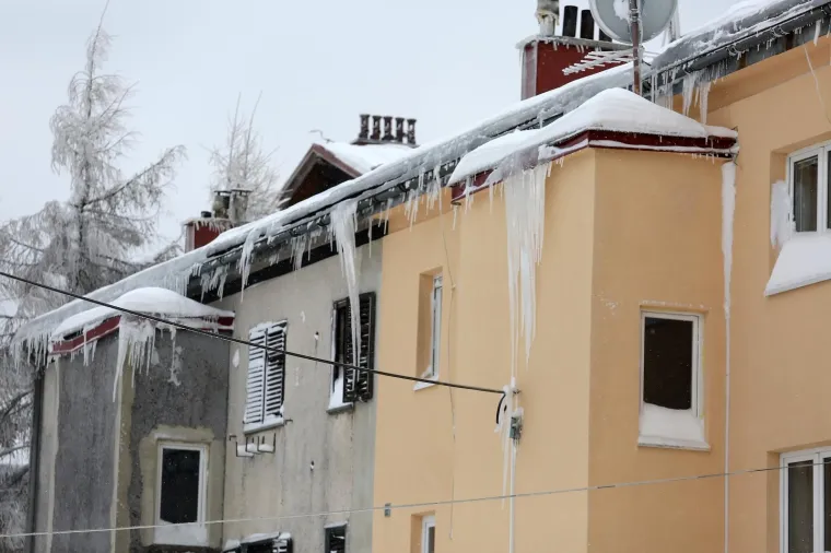 U DELNICAMA OBOREN REKORD! Napadalo čak 182 cm snijega, pogledajte prizore zatrpanog grada