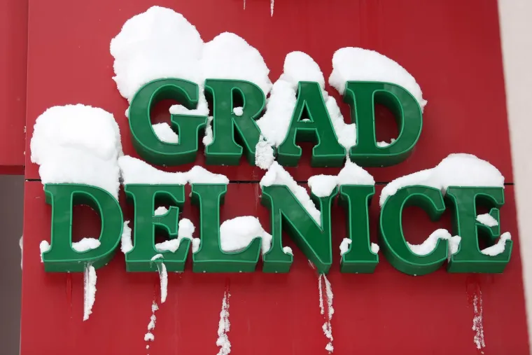 U DELNICAMA OBOREN REKORD! Napadalo čak 182 cm snijega, pogledajte prizore zatrpanog grada