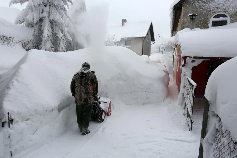 U DELNICAMA OBOREN REKORD! Napadalo čak 182 cm snijega, pogledajte prizore zatrpanog grada