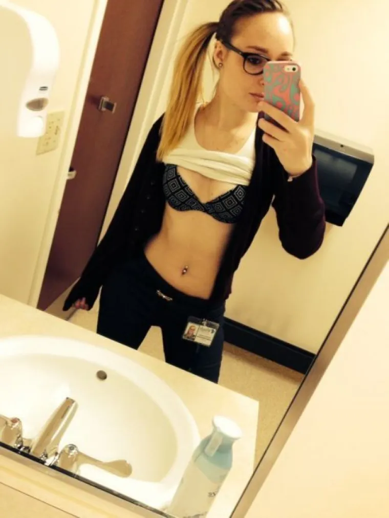 KOLEGICE KOJE NE PO&Scaron;TUJU DRESS CODE: Dodu&scaron;e, nitko od kolega se ne buni...