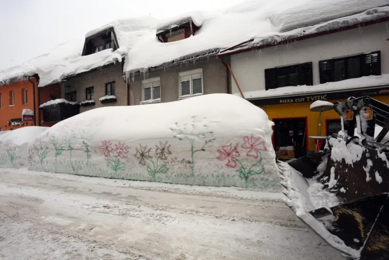 Proljeće na snijegu: nacrtala cvijeće bojom u spreju pred svojom kućom na zidu od snježnog pokrivača