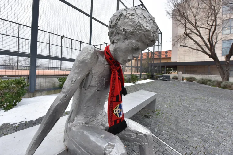 Mala gesta velikih fanova: Draženov spomenik na Baldekinu ogrnuli &scaron;alom HNK &Scaron;ibenik