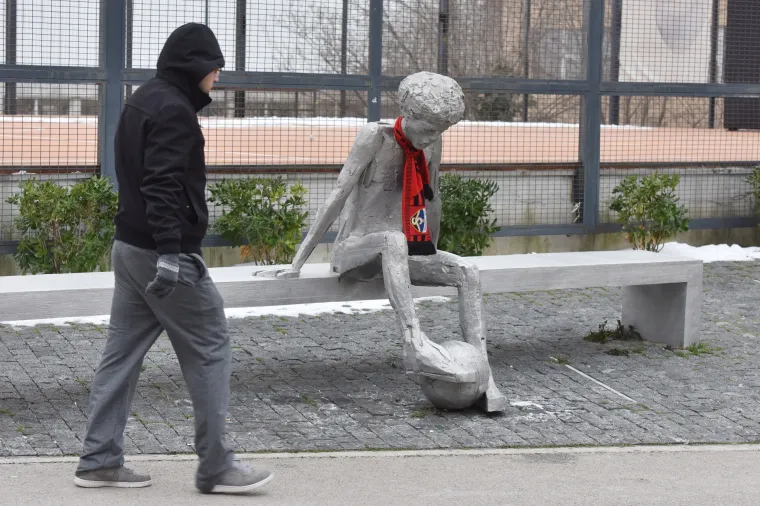 Mala gesta velikih fanova: Draženov spomenik na Baldekinu ogrnuli &scaron;alom HNK &Scaron;ibenik