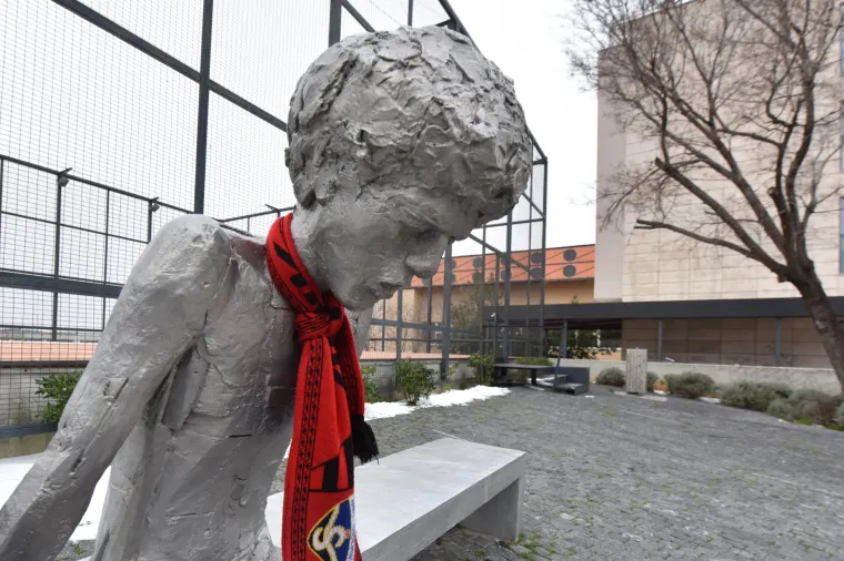 Mala gesta velikih fanova: Draženov spomenik na Baldekinu ogrnuli &scaron;alom HNK &Scaron;ibenik