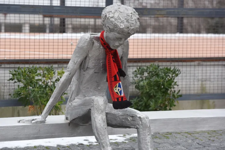 Mala gesta velikih fanova: Draženov spomenik na Baldekinu ogrnuli &scaron;alom HNK &Scaron;ibenik