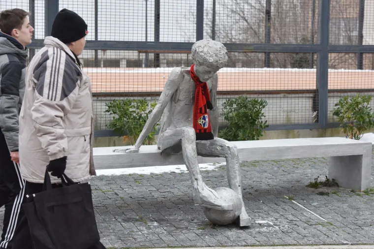 Mala gesta velikih fanova: Draženov spomenik na Baldekinu ogrnuli &scaron;alom HNK &Scaron;ibenik