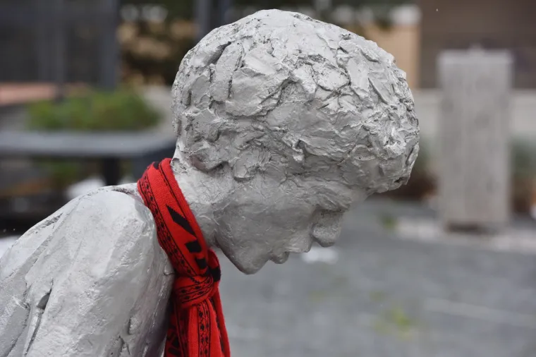 Mala gesta velikih fanova: Draženov spomenik na Baldekinu ogrnuli &scaron;alom HNK &Scaron;ibenik