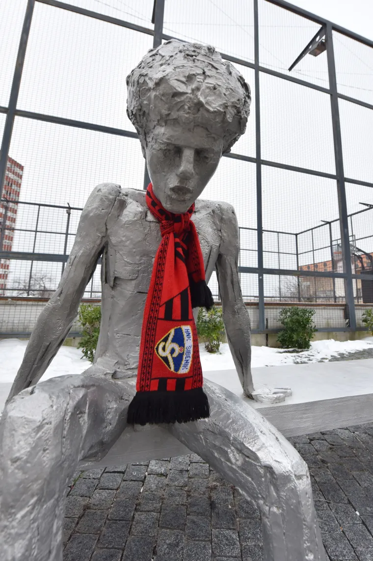 Mala gesta velikih fanova: Draženov spomenik na Baldekinu ogrnuli &scaron;alom HNK &Scaron;ibenik