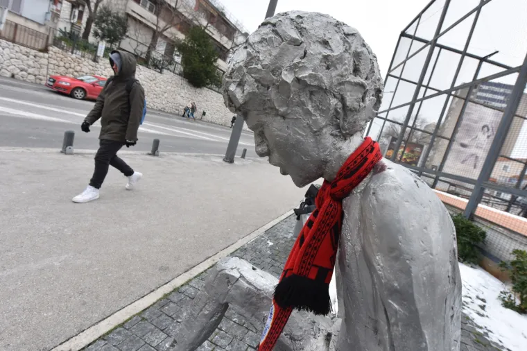 Mala gesta velikih fanova: Draženov spomenik na Baldekinu ogrnuli &scaron;alom HNK &Scaron;ibenik