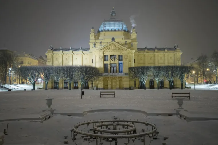 Snijeg koji je u četvrtak navečer zabijelio Zagreb stvorio je idiličan zimski ugođaj.