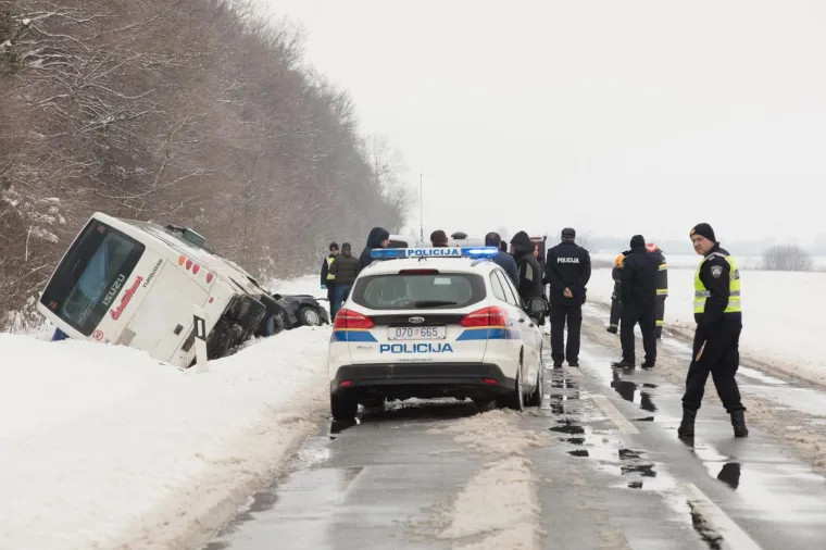 Donji Miholjac - Tri su osobe poginule, a jedna je lak&scaron;e ozlijeđena u sudaru minibusa i osobnog automobila koji se oko 12 sati dogodio na državnoj cesti D-34, između naselja Podravska Moslavina i Gezinici, kod Donjeg Miholjca. Vozač minibusa lak&scaron;e je ozlijeđen.