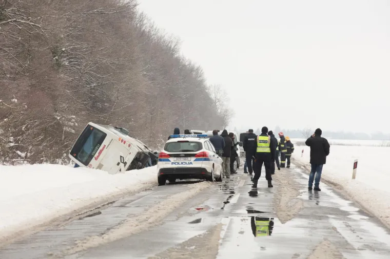 TRAGEDIJA U SLAVONIJI: U sudaru automobila i minibusa troje mrtvih