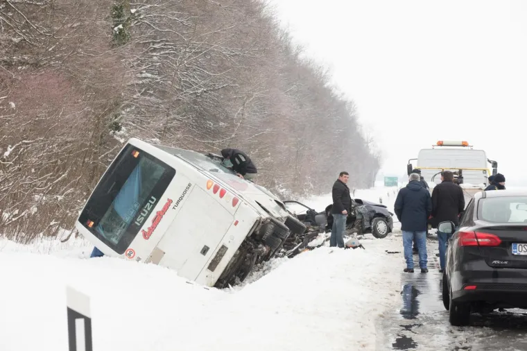 TRAGEDIJA U SLAVONIJI: U sudaru automobila i minibusa troje mrtvih