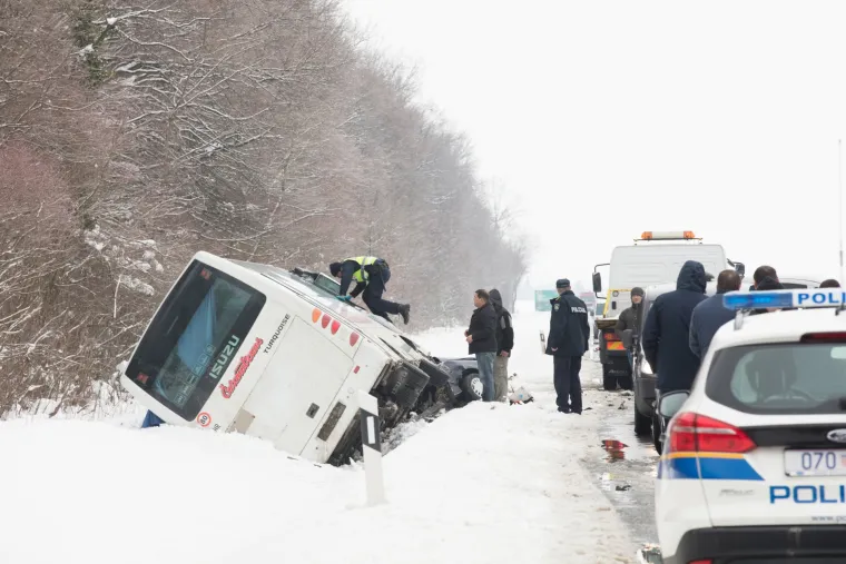Tri osobe poginule u sudaru minibusa i automobila kod Donjeg Miholjca