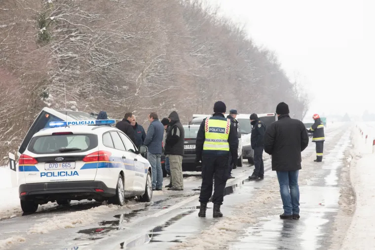 Tri osobe poginule u sudaru minibusa i automobila kod Donjeg Miholjca